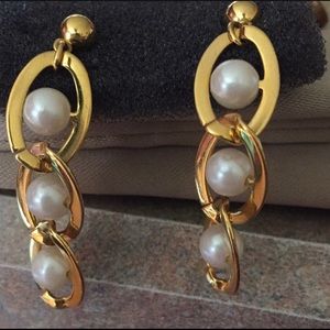 Pretty Pearly Gold-toned Danglers